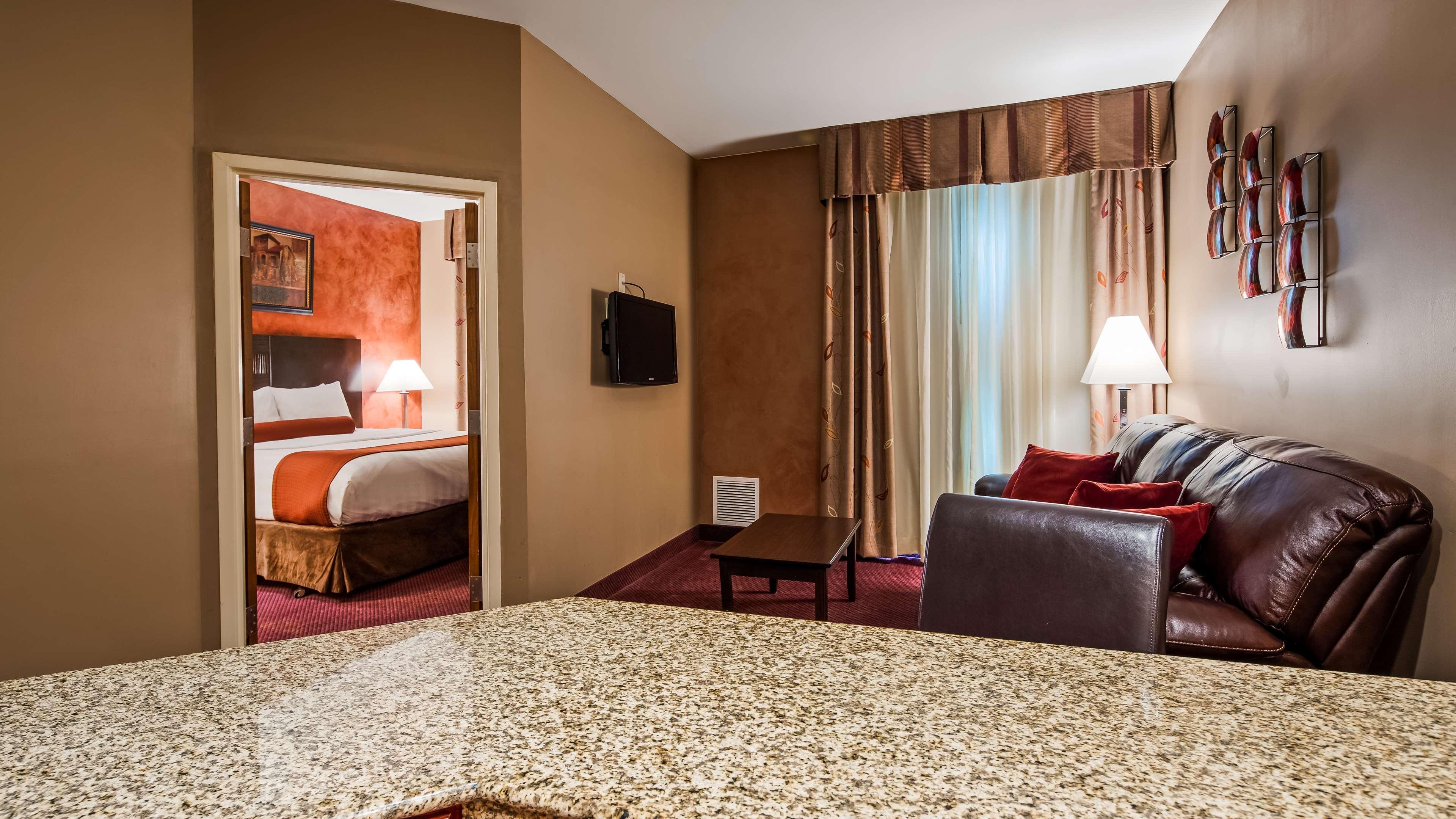 Best Western Plus Hannaford Inn & Suites Kenwood Exterior photo
