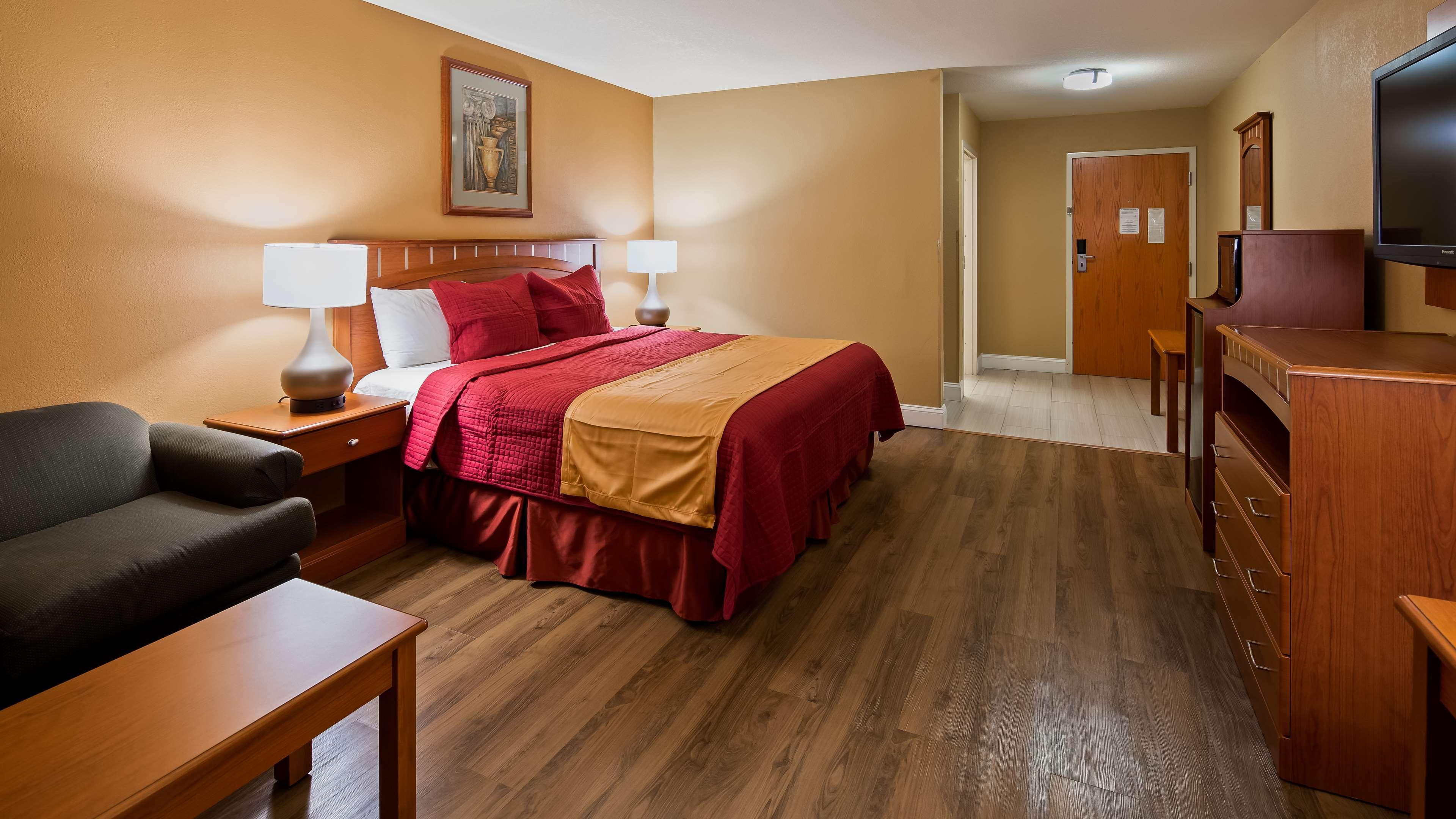 Best Western Plus Hannaford Inn & Suites Kenwood Exterior photo