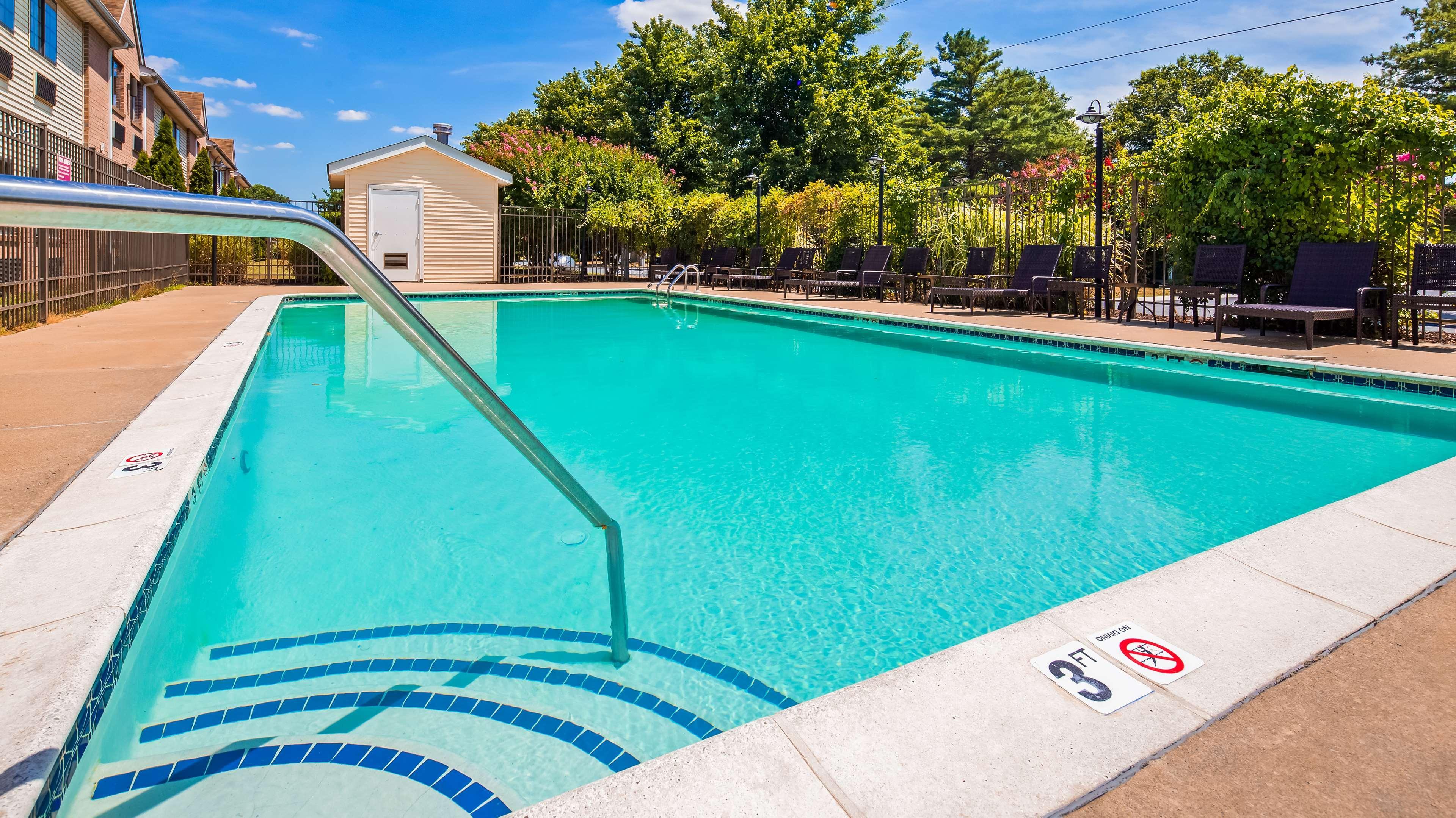 Best Western Plus Hannaford Inn & Suites Kenwood Exterior photo